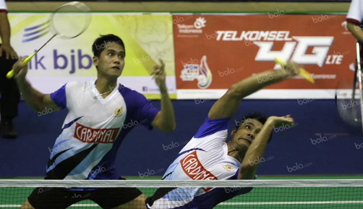 Ganda putra Jawa Barat, Berry Anggriawan/Hardianto, saat melawan ganda putra Jawa Tengah, Lukhi Apri Nugroho/Tedi Supriadi, dalam final beregu putra bulutangkis PON XIX Jawa Barat di GOR Bima, Cirebon, Jumat (23/9/2016). (Bola.com/Arief Bagus)