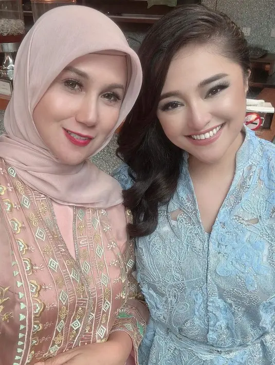 Ia pun nampak mengenakan eyeshadow biru dengan eyeliner dan lipstik kecokelatannya. Credit: Instagram (@marinizumarnisreal)