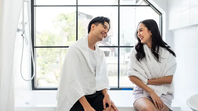 perempuan dan pasangan 10 mei menikah