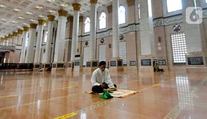 Umat muslim bertadarus Alquran di Masjid Kubah Emas, Depok, Jawa Barat, Jumat (16/4/2021). Bulan suci Ramadhan dimanfaatkan umat muslim untuk memperbanyak amalan dan ibadah di antaranya sholat sunah, zikir, dan tadarus Alquran.
(merdeka.com/ Arie Basuki)