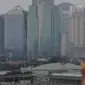 Deretan gedung bertingkat tersamar kabut polusi udara di Jakarta, Selasa (20/4/2021). Berdasarkan data "World Air Quality Index" pada Selasa (20/4) pukul 10.00 WIB tingkat polusi udara di Jakarta menunjukkan kualitas udara di Ibu Kota termasuk kategori tidak sehat.  (Liputan6.com/Johan Tallo)