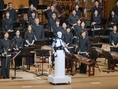 Gambar selebaran yang diambil pada tanggal 30 Juni 2023 dan disediakan oleh Teater Nasional Korea ini menunjukkan robot buatan Korea Selatan yang disebut "EveR 6" memimpin musisi Orkestra Nasional Korea selama konser di teater nasional di Seoul. (Photo by National Theater of Korea / AFP)