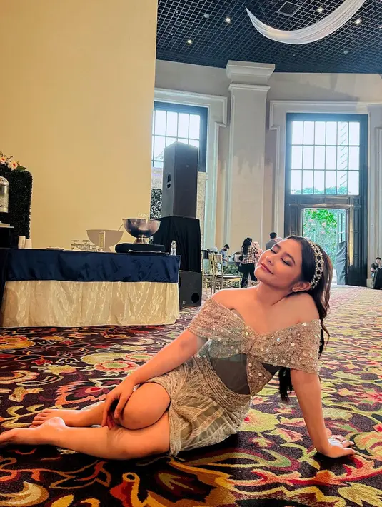 Selain memuji, tak sedikit netizen yang menanyakan kapan Prilly Latuconsina menyusul sahabatnya. (FOTO: instagram.com/prillylatuconsina96)