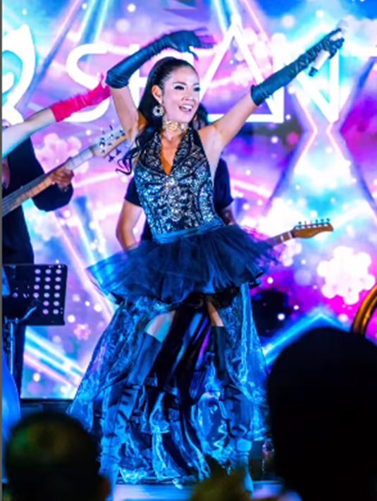 Melalui akun Instagram, wanita kelahiran 30 Desember 1978 ini juga sering mengunggah foto ataupun video saat berada di atas panggung. Dirinya pun selalu tampil totalitas saat bernyanyi dihadapan para penggemar. (Liputan6.com/IG/@shantyofficial)