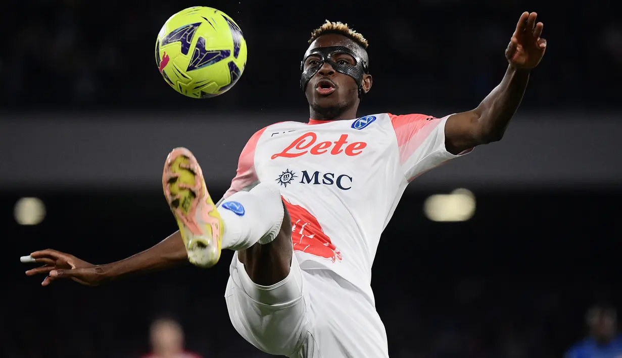 Striker Napoli, Victor Osimhen mengontrol bola saat menghadapi Cremonese dalam laga Serie A Liga Italia 2022/2023 di Diego-Maradona Stadium, Naples (12/2/2023). Striker asal Nigeria yang membela Napoli sejak awal musim 2020/2021 dan sementara menjadi top skor Serie A ini menjadi pemain termahal Afrika di Serie A 2022/2023 dengan nilai pasar 70 juta euro atau setara Rp1,14 triliun. (AFP/Filippo Monteforte)