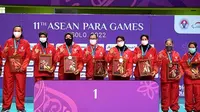 Timnas Voli duduk putri Indonesia memamerkan medali emas yang diraih di ASEAN Para Games 2022. (Dok. INASPOC)