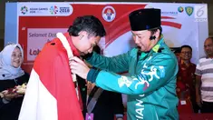 Pelari muda Indonesia, Lalu Muhammad Zohri (kiri) mendapat pengalungan bunga dari Menpora Imam Nahrawi saat upacara penyambutan di pelataran Terminal 3 Bandara Soetta, Cengkareng, Tangerang, Selasa (17/7) malam. (Liputan6.com/Helmi Fithriansyah)
