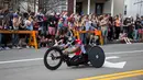 Seorang atlet bersaing dalam kejuaraan balap kursi roda kategori pria pada ajang Boston Marathon ke-121 di Boston, Senin (17/4). (Kayana Szymczak/Getty Images/AFP)
