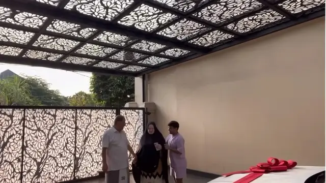 8 Momen Fadil Jaidi Beri Kejutan Mobil untuk Mama ini Banjir Pujian