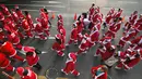 Peserta yang mengenakan kostum Sinterklas mengikuti lomba lari maraton dalam acara Santa Run 2019 di Goyang, Korea Selatan, Sabtu (7/12/2019). Sekitar 2.000 peserta berpartisipasi dalam lomba marathon lari 5 kilometer dan 10 kilometer. (Jung Yeon-je/AFP)
