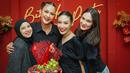 Di antara tamu yang hadir, ada Geng Cendol yang setia hadir memberikan selamat kepada Paula. Di antaranya Tya Ariestya, Ayu Dewi dan Luna Maya. Ketiganya kompak berbusana hitam ala cewek mamba. Mereka juga memberikan selamat dan doa terbaik untuk Paula. (Liputan6.com/IG/@baimwong)