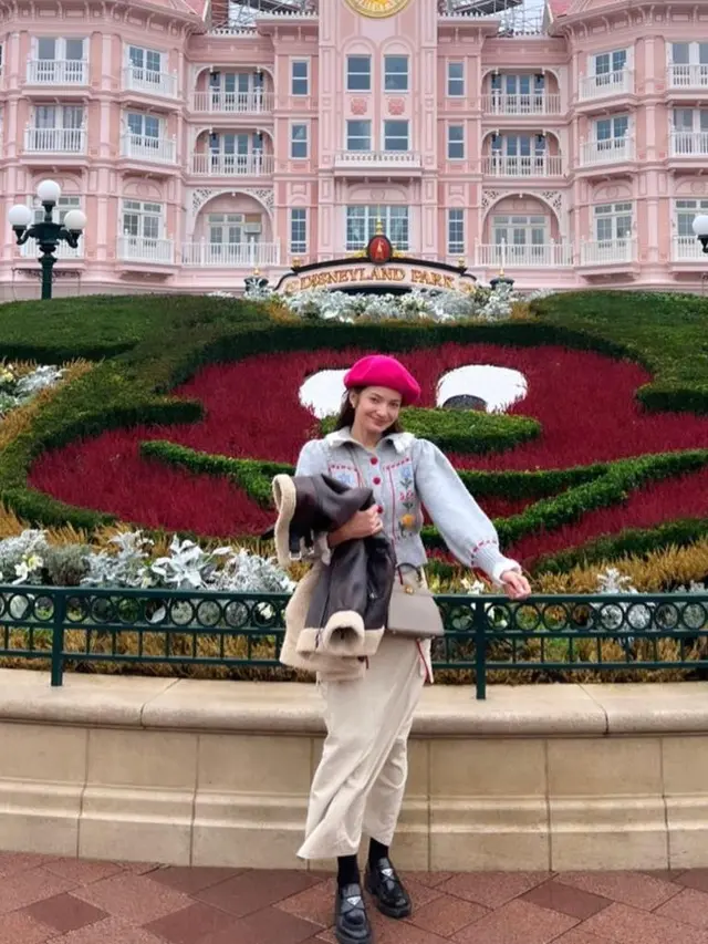 8 Potret Cantik Enzy Storia Liburan Keliling Eropa Bareng Bestie, Gayanya Selalu On Point!