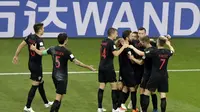 Para pemain Kroasia merayakan gol yang dicetak Ivan Perisic ke gawang Islandia pada laga grup D Piala Dunia di Rostov Arena, Rostov-on-Don, Selasa (26/6/2018). Kroasia menang 2-1 atas Islandia. (AP/Mark Baker)