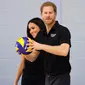 Pangeran Harry dan tunanganya Meghan Markle melihat latihan tim Inggris untuk Invictus Games Sydney 2018 di University of Bath, (6/4). Pasangan ini dijadwalkan menikah pada 19 Mei 2018 mendatang. (AP Photo/Kirsty Wigglesworth, pool)