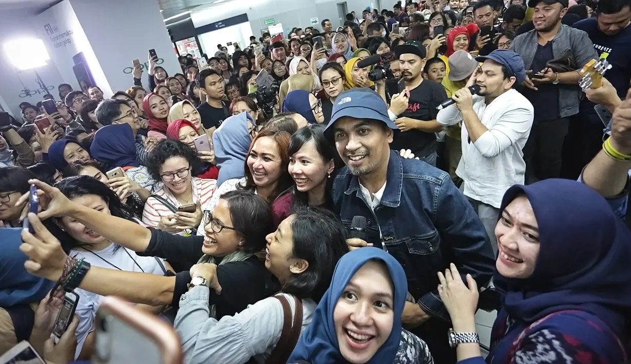 Tompi dan Glenn Fredly Ngamen