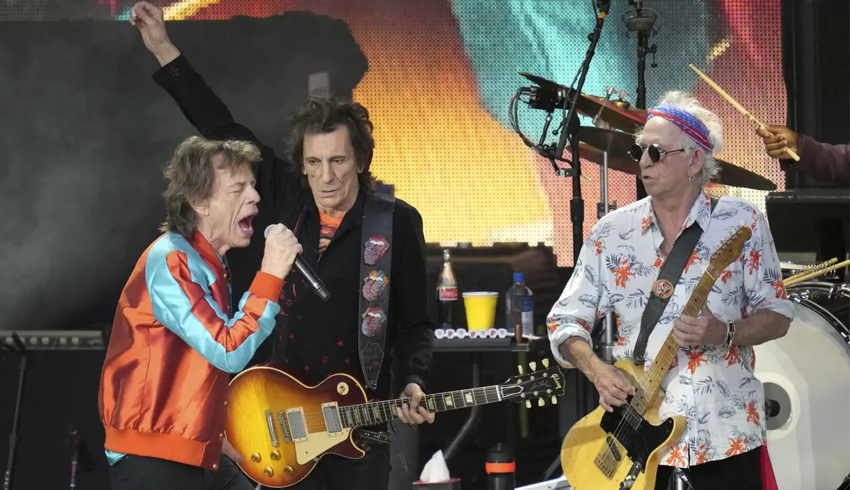Mick Jagger (kiri), Ronnie Wood (tengah), dan Keith Richards (kanan), dari band The Rolling Stones tampil di atas panggung saat konser Sixty di Berlin, Jerman, 3 Agustus 2022. Band legendaris asal Inggris ini telah membuka tur Eropa mereka dengan manggung di Madrid pada 1 Juni untuk menandai enam dekade sejak mereka terbentuk. (AP Photo/Michael Sohn)
