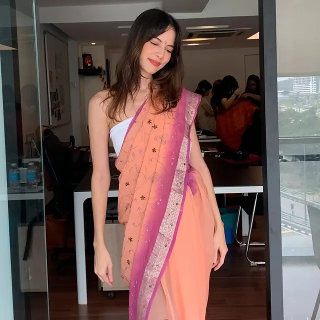Juria Hartmans Pakai Kain Sari