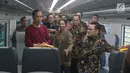 Presiden Jokowi bersama rombongan berada didalam kereta bandara usai meresmikan Stasiun Bandara Soekarno-Hatta, Selasa (2/1). Usai peresmian, Presiden Jokowi menjajal dengan menaiki kereta menuju Stasiun Sudirman Baru. (Liputan6.com/Pool/Kurniawan)