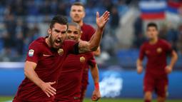 Pemain AS Roma, Kevin Strootman (kiri) merayakan golnya ke gawang Lazio pada laga Derby della Capitale di Olympic Stadium, Roma, Italia, (4/12/2016).  (Reuters/Alessandro Bianchi)