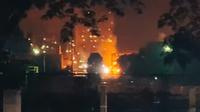 Api di kilang minyak Pertamina Dumai usai ledakan pada Sabtu malam. (Liputan6.com/M Syukur)