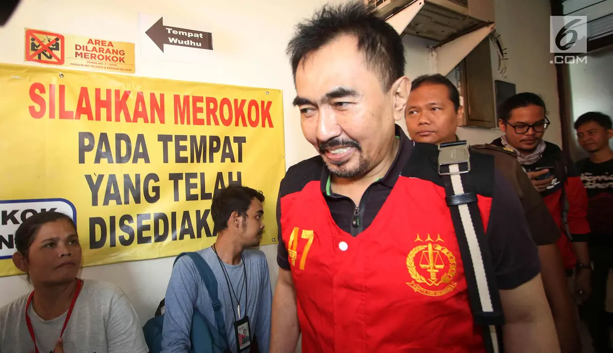 Gatot Brajamusti bersiap menjalani sidang di PN Jakarta Selatan, Selasa (31/10). Gatot menjalani proses hukum kasus dugaan kepemilikan senjata api ilegal, satwa langka, hingga dugaan tindakan asusila terhadap korban CT. (Liputan6.com/Immanuel Antonius)