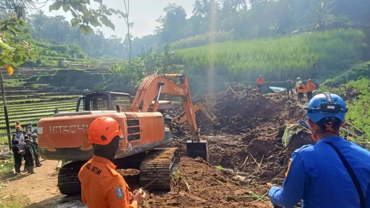 Longsor di Blitar menimpa kandang ayam milik warga. Tiga orang tertimbun. (Istimewa)