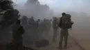 Tentara Israel terlihat menyiapkan senjata dan mengisi peluru sebelum melakukan serangan (REUTERS/Ronen Zvulun).