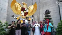 Sejumlah umat muslim foto bersama di depan Garuda Pancasila di Gereja Katedral, Jakarta, Jumat (1/6). Kegiatan tersebut digelar komunitas Kerja Bakti Demi Negeri sambil buka puasa bersama. (Liputan6.com/Arya Manggala)