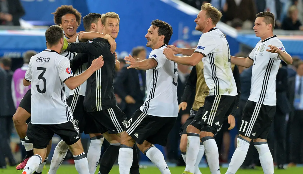 Pemain Jerman merayakan kemenangan pertama atas Italia di turnamen resmi lewat adu penalti pada perempat final Piala Eropa 2016 di Stadion Matmut Atlantique, Bordeaux, Minggu (3/7/2016) WIB. (AFP/Nicolas Tucat)