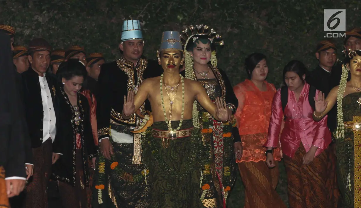 Pasangan pengantin Kahiyang Ayu dan Bobby Nasution berjalan menuju tempat pelaminan saat resepsi di Graha Saba Buana, Solo, Rabu (8/11). Kahiyang dan Bobby menaiki kereta kencana saat resepsi pernikahan malam. (Liputan.com/Angga Yuniar)