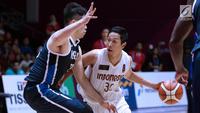 Pebasket putra Indonesia, Xaverius Prawiro (kanan) mencoba menembus kawalan pemain Korea, Seounghyun Lee pada babak penyisihan Grup A Basket Putra Asian Games 2018 di Jakarta, Selasa (14/8). Indonesia kalah 65-104. (Liputan6.com/Helmi Fithriansyah)