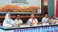 Direktur SDM dan Umum BPJS Kesehatan, Andi Afdal (tengah) dan Kepala Dinas Sosial Kabupaten Gowa, Firdaus (kanan) di acara implementasi Program PESIAR di Desa Jenetallasa, Kecamatan Pallangga, Kabupaten Gowa, Provinsi Sulawesi Selatan pada Rabu (17/7)/Istimewa.