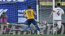 Pemain Verona, Giampaolo Pazzini mencetak gol lewat pinalti ke gawang AC Milan pada lanjutan Liga Italia Seire A pekan ke-35 di Stadio Marc'Antonio Bentegodi, Senin (25/4/2016) malam WIB. (EPA/Filipo Venezia)