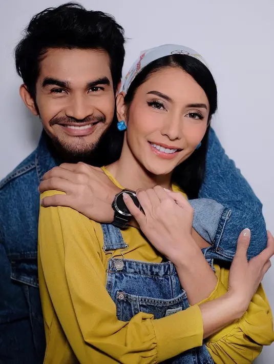 <p>Aktris Tyas Mirasih dan aktor Tengku Tezi tampak semakin lengket. Perbedaan usia yang cukup jauh sepertinya bukan menjadi kendala bagi mereka untuk menjalin asmara. (FOTO: instagram.com/tyasmirasih/)</p>