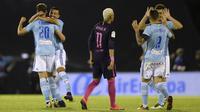 Para pemain Celta Vigo saat merayakan gol kedua ke gawang Barcelona pada pertandingan lanjutan La Liga, di Stadion Balaídos, Minggu atau Senin (3/10/2016) dini hari WIB. (AFP/Miguel Riopa). 