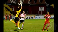 Kiper Semen Padang, Jandia Eka Putra (22) berusaha mengambil bola dari kejaran penyerang Persija, Yevgeni Kabayev saat laga SCM Cup 2015 di Stadion H Agus Salim, Padang, Rabu (21/1/2015). Persija Menang 4-0 atas Semen padang. (Liputan6.com/Johan Tallo)