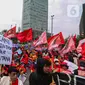 Buruh dari berbagai aliansi melakukan aksi damai dalam rangka Hari Buruh Internasional di Bundaran HI, Jakarta, Rabu (1/5/2024). (Liputan6.com/Angga Yuniar)