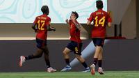 Selebrasi pemain Timnas Spanyol U-17, Roberto Martin (tengah) setelah mencetak gol kedua ke gawang Uzbekistan U-17 dalam pertandingan babak penyisihan Grup B Piala Dunia U-17 di Stadion Manahan, Solo, Kamis (16/11/2023). (Bola.com/Arief Bagus)