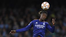 Eduardo Camavinga kini menjadi satu-satunya gelandang asal Prancis yang ada di Real Madrid. Ia merupakan investasi besar Los Blancos usai didatangkan dari Stade Rennes pada awal musim 2021/2022 di usianya yang baru menginjak 18 tahun. Diketahui Camvinga memiliki peranan penting atas kedatangan Aurelien Tchouameni ke Real Madrid. Mereka berdua diprediksi akan menjadi duet mematikan di skuat besutan Carlo Ancelotti dan Timnas Prancis. (AFP/Oli Scarff)