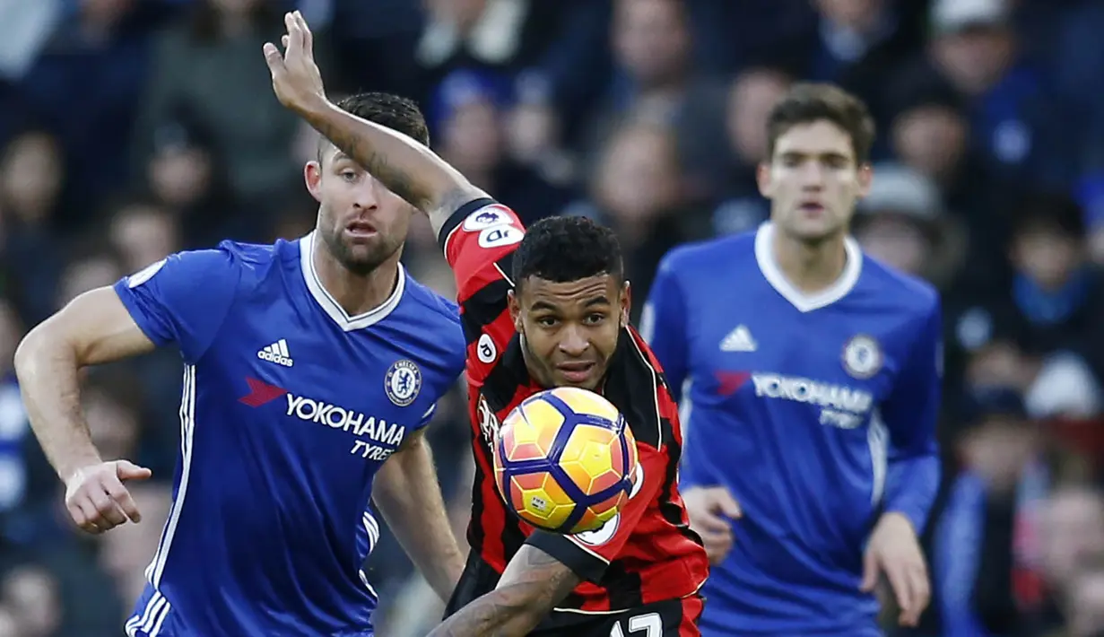 Striker Bournemouth, Joshua King, berusaha lepas dari hadangan kapten Chelsea, Gery Cahill. Meski menang penguasaan bola dari Chelsea hanya 44 persen, kalah dari Bournemoth yang mencapai 56 persen. (Reuters/Peter Nicholls)