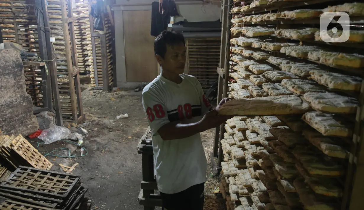 Pekerja  melakukan proses pembuatan oncom di Jakarta, Kamis (1/7/2021). Realisasi kredit usaha rakyat (KUR) hingga 18 Juni 2021 telah mencapai Rp 112,8 triliun. Angka tersebut setara dengan 44,58% dari target penyaluran KUR tahun ini sebesar Rp 253 triliun.(Liputan6.com/Angga Yuniar)