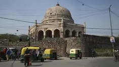 Pengemudi becak menunggu pelanggan di depan Makam Adham Khan abad ke-16, juga dikenal sebagai (Bhool Bhulaiya), di New Delhi (16/2/2022). Makam Adham Khan adalah makam Adham Khan abad ke-16, seorang jenderal Kaisar Mughal Akbar. (AFP/Sajjad Hussain)
