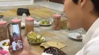 Gus Iqdam saat melakukan video call dengan pria kembarannya Reza (SS TikTok)