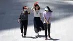 Para wanita melindungi diri dari sinar matahari saat mereka berjalan melintasi alun-alun di kompleks perbelanjaan dan perkantoran pada hari yang panas di luar musimnya di Beijing, China, Rabu (7/6/2023). Suhu tinggi di Ibu Kota China itu diperkirakan sekitar 100 derajat Fahrenheit (38 derajat Celcius) pada hari Selasa. (AP Photo/Mark Schiefelbein)