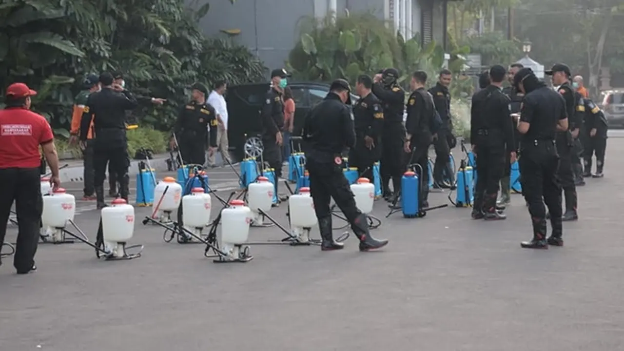 Surabaya Jadi Zona Merah Corona, Ini 6 Potret Penyemprotan Desinfektan