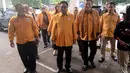 Ketua Umum Partai Hanura Oesman Sapta Odang atau OSO (dua kiri) bersama elite Partai Hanura saat tiba untuk menyerahkan berkas pendaftaran bakal calon legislatif di KPU, Jakarta, Selasa (17/7). (Liputan6.com/JohanTallo)