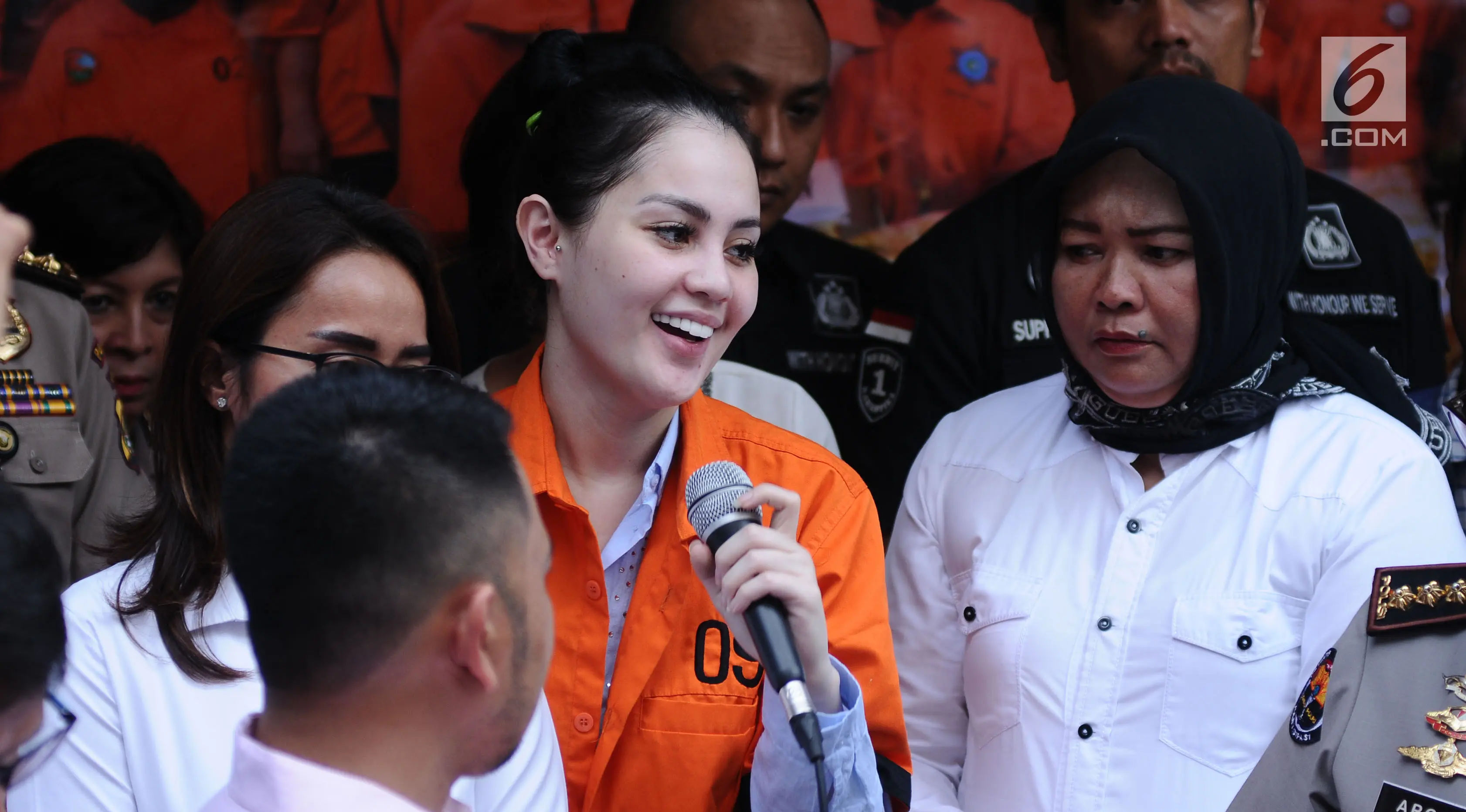 Artis peran dan model, Jennifer Dunn mengangkat tangan saat diperlihatkan usai penangkapan di Dirnarkoba Polda Metro Jaya, Jakarta, Selasa (2/1). (Liputan6.com/Helmi Fithriansyah)