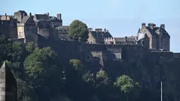 Resimen Artileri Kerajaan ke-105 menembakkan meriam untuk menandari proklamasi Raja Charles III di Kastil Edinburgh, Edinburgh, Skotlandia, Sabtu (10/9/2022). Terakhir kali acara proklamasi digelar untuk Ratu Elizabeth II pada tahun 1952 waktu usianya masih 25 tahun. (Oli SCARFF/AFP)