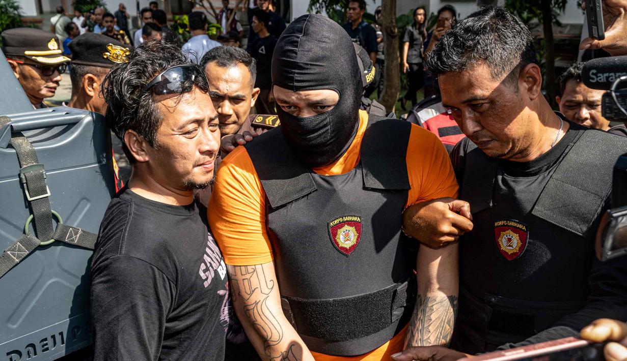 Setelah pelimpahan, Jaksa Penuntut Umum (JPU) Kejari Badung akan segera menyusun dakwaan dan membawa kasus ini ke pengadilan. Tampak dalam foto, tersangka Tupou Pasa Midolmore (tengah) saat dibawa kembali ke rumah tahanan setelah menjalani pemeriksaan oleh pihak kejaksaan di Badung, Bali, pada 15 Oktober 2025. (Dicky Bisinglasi/AFP)