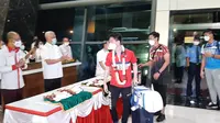 Kevin Sanjaya dan rombongan Tim Indonesia tiba di Bandara Soekarno-Hatta usai dipaksa mundur dari All England 2021, Senin (22/3/2021). (Liputan6.com/Pramita Tristiawati)